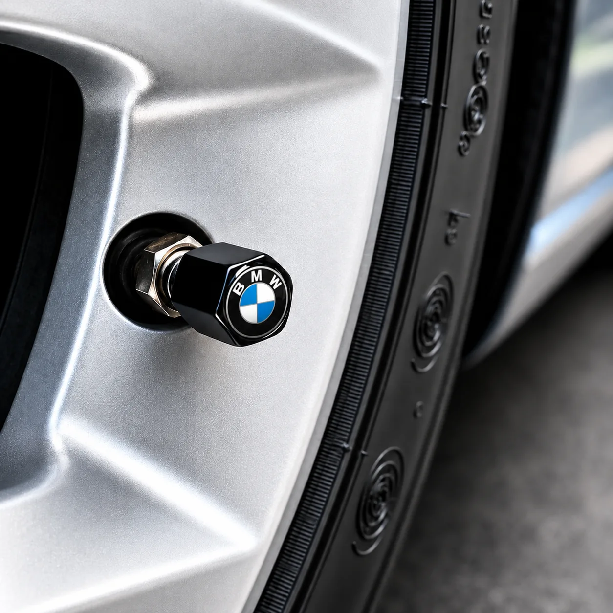 Un cubrepivote PIVOTX diseño BMW instalado en una rueda