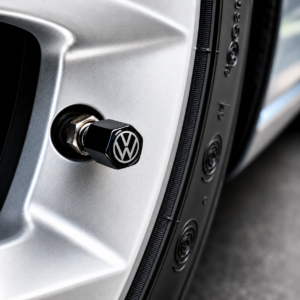 Cubrepivote PIVOTX de diseño Volkswagen colocado en la válvula de una rueda